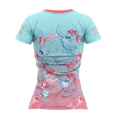 T-shirt feminina azul e rosa com estampas de Hello Kitty e peixes dourados vermelhos