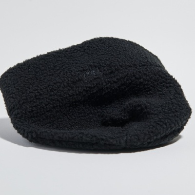 Gorro preto de tecido tipo sherpa com textura peluda