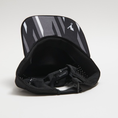 Boné preto com aba geométrica e fecho ajustável