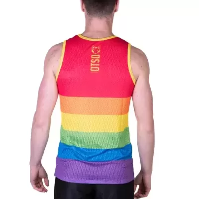 Camisola sem mangas colorida com padrão de riscas horizontais em várias cores e a palavra OTSO
