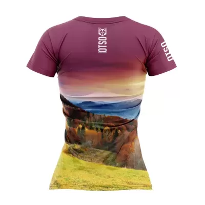 T-shirt feminina com estampa de paisagem natural e logotipo OTSO branco