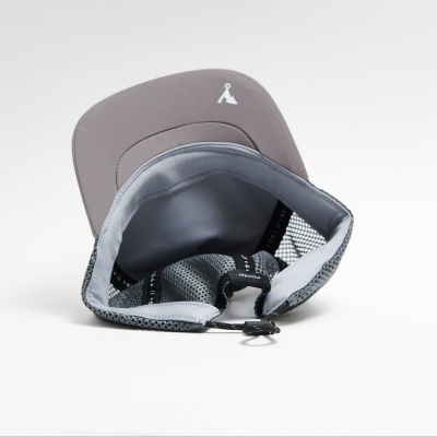 Chapéu cinzento com asa larga e interior em malha com cordão ajustável