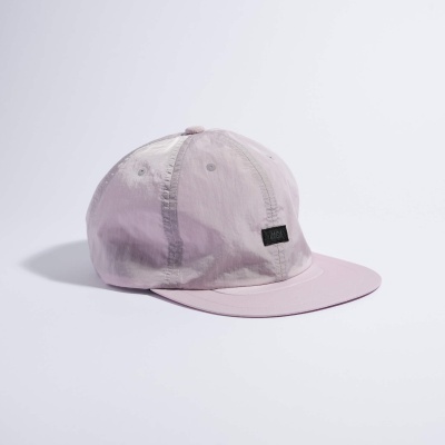 Boné rosa claro com etiqueta VAGA na lateral sobre fundo branco