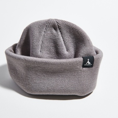 Gorro de malha cinzento com dobra e etiqueta preta