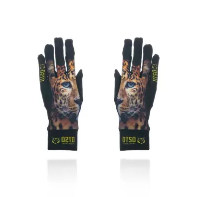 Luvas pretas com estampa de onça e etiqueta OTso no punho