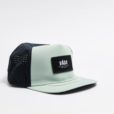 Boné verde claro com rede preta e etiqueta frontal VÁGA