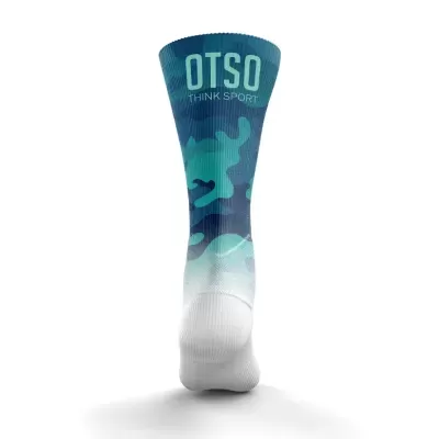 Meia desportiva azul com padrão camuflado e texto OTSO THINK SPORT