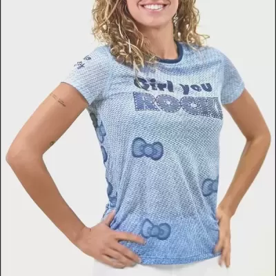 Mulher a usar t-shirt azul claro com texto Girl you ROCK e calças brancas