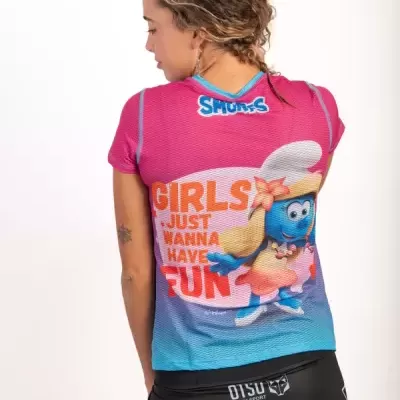 T-shirt rosa azul com Smurf e texto Girls Just Wanna Have Fun e saia preta com logótipo