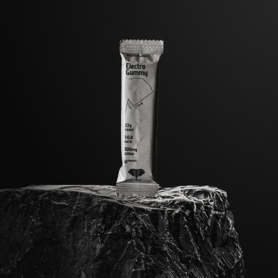 Pacote branco Electro Gummy com texto preto sobre uma superfície preta irregular
