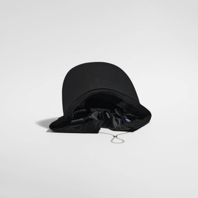 Boné preto visto por baixo com etiqueta VAGA