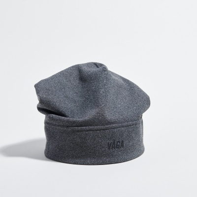 Gorro cinza escuro com texto VAGA