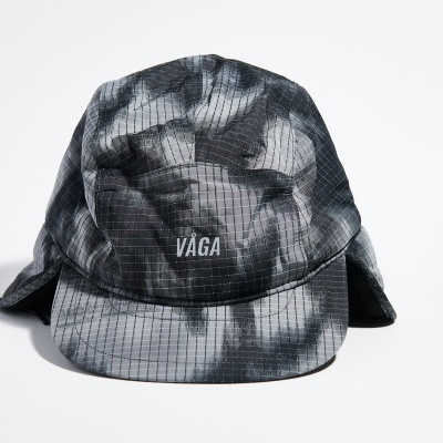 Boné cinzento e preto com padrão camuflado e texto VÁGA