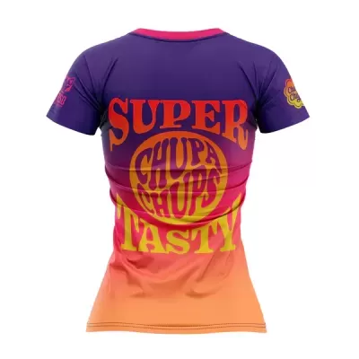 T-shirt feminina colorida com texto SUPER CHUPA CHUPS TASTY nas costas