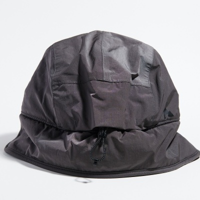 Chapéu cinzento escuro com cordão preto sobre fundo branco