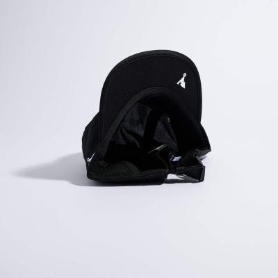 Boné preto com símbolo branco e aba curva