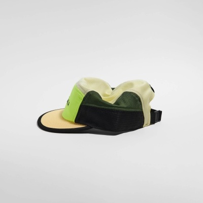 Boné desportivo multicolorido com painel amarelo fluorescente e pala creme