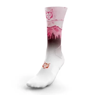 Meia branca com floresta e montanhas em tons rosa e roxo com logotipos de raposa