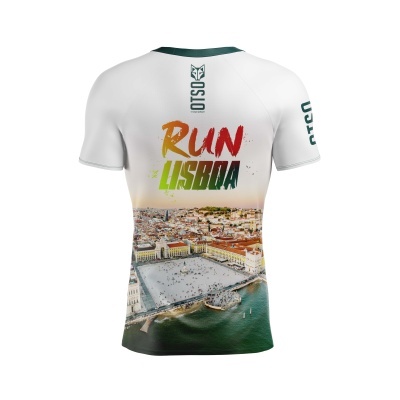 T-shirt branca com foto aérea da Praça do Comércio e texto RUN LISBOA