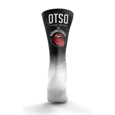 Meias desportivas preta e branca com texto OTSO THINK SPORT e logotipo THE RUNNING STONES