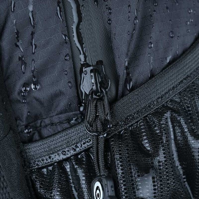 Fecho de correr preto resistente à água com gotas no tecido escuro