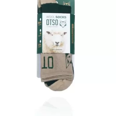 meias de lã bege e verde-escuro com etiqueta verde e imagem de ovelha