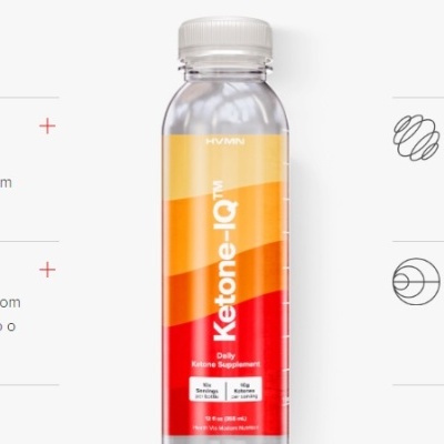 garrafa transparente com bebida e rótulo Ketone IQ em laranja e vermelho