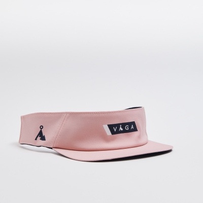 Viseira rosa com etiqueta preta VÁGA em fundo branco