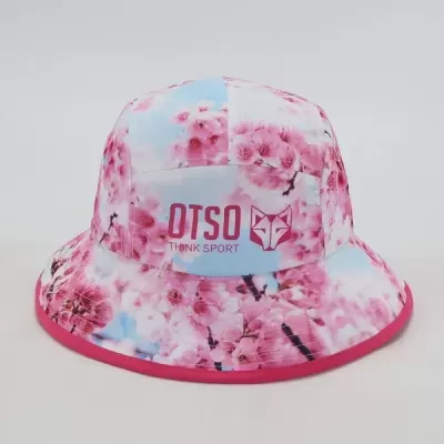 Chapéu pescador floral rosa e azul com texto OTSO THINK SPORT e logo de raposa