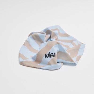 Lenço riscas azul claro e bege com texto VÅGA