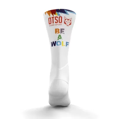 Meia desportiva branca com texto colorido e logo OTSO