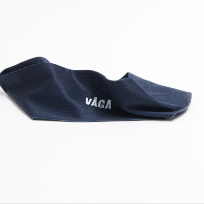 Máscara facial azul escuro com texto VAGA branco