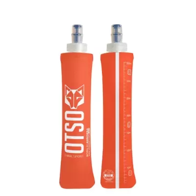 Garrafa desportiva flexível laranja com tampa azul e branca e medidor em ml.