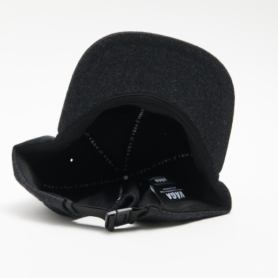 Boné preto com aba curva e fivela ajustável, visto por dentro