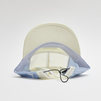 Boné azul claro com pala creme visto da parte interior