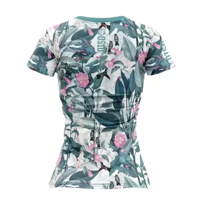 Camiseta de manga curta com padrão floral verde e rosa.