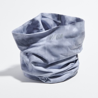 Cachecol tubular cinzento com padrão tie-dye em fundo branco