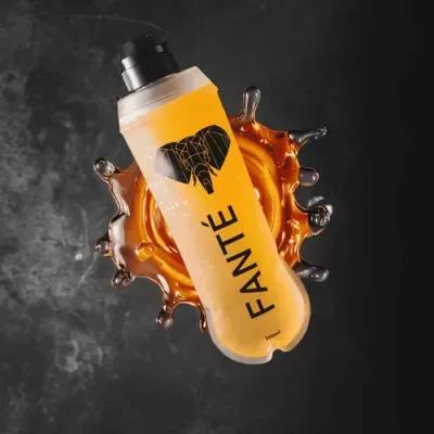 Garrafa plástica translúcida amarela com elefante preto e texto FANTÉ, 300ml, sobre fundo escuro e respingos