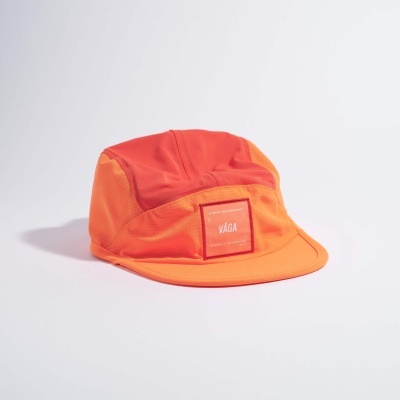 Boné desportivo laranja com painel vermelho e etiqueta com texto VÅGA.