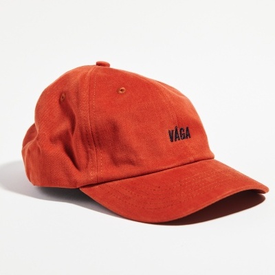 Boné laranja com bordado preto 'VAGA'