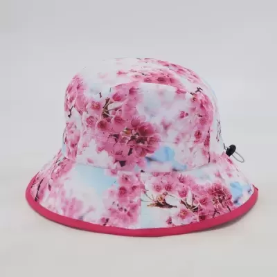Chapéu de pescador em tecido com padrão de flores rosa e azul