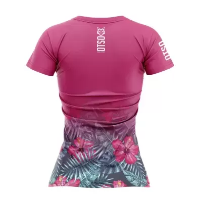 Camisola feminina rosa com estampado floral e texto OSIO branco