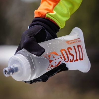 Garrafa de água flexível com texto OTSÓ sendo segurada por mão com luva preta