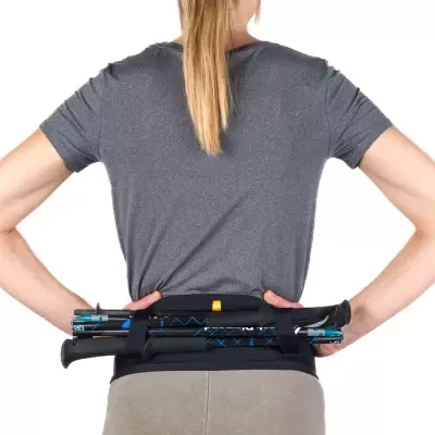 Pessoa de costas com t-shirt cinzenta e bastões de caminhada atrás das costas