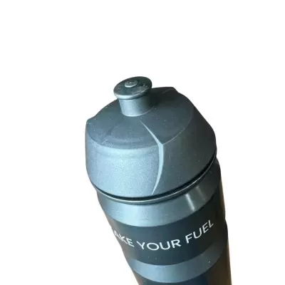 Garrafa desportiva preta com texto branco