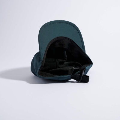 Boné verde escuro com interior preto e alça ajustável