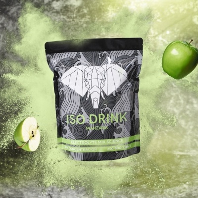 Pacote preto com texto ISO DRINK, pó verde e maçãs verdes