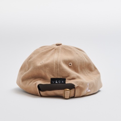 Boné bege de veludo cotelê com fecho ajustável e etiqueta VAGA