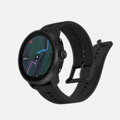 Relógio inteligente Suunto com pulseira preta e mostrador redondo exibindo mapa digital