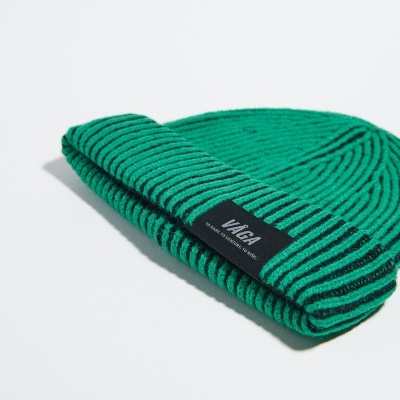 Gorro verde com riscas pretas e etiqueta VAEA NEW YORK